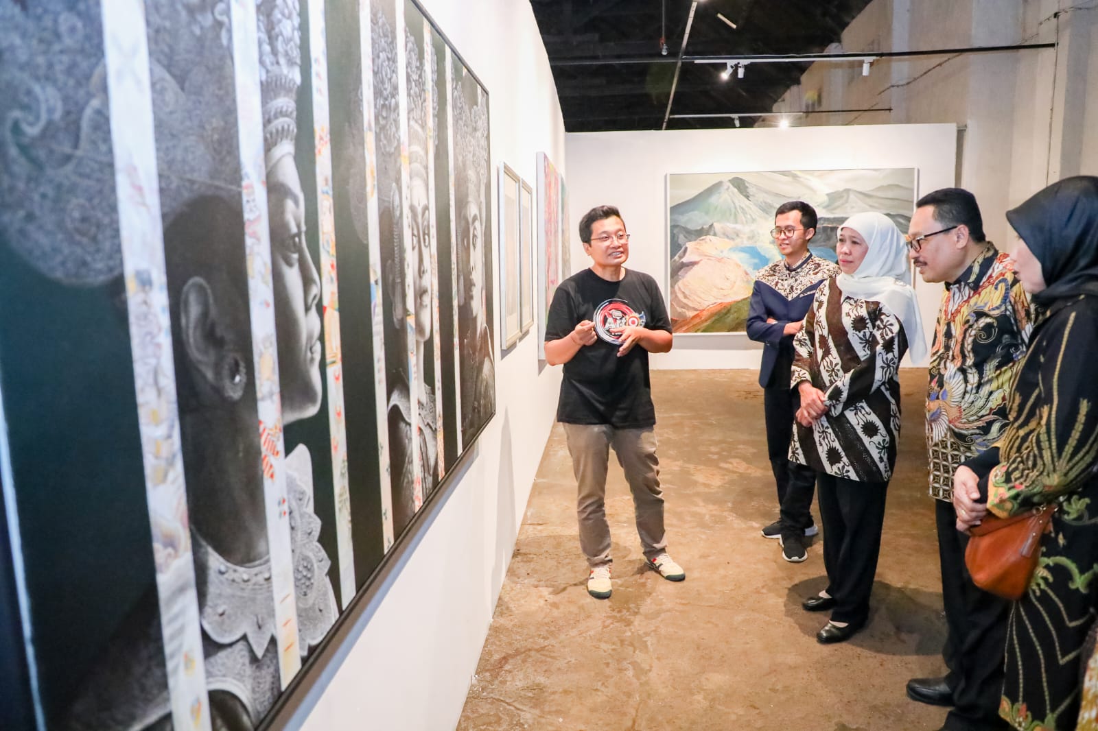 Nikmati Pameran Seni Rupa ArtOs Nusantara, Gubernur Khofifah : Wadah Aktualisasi Karya Seniman Jawa Timur