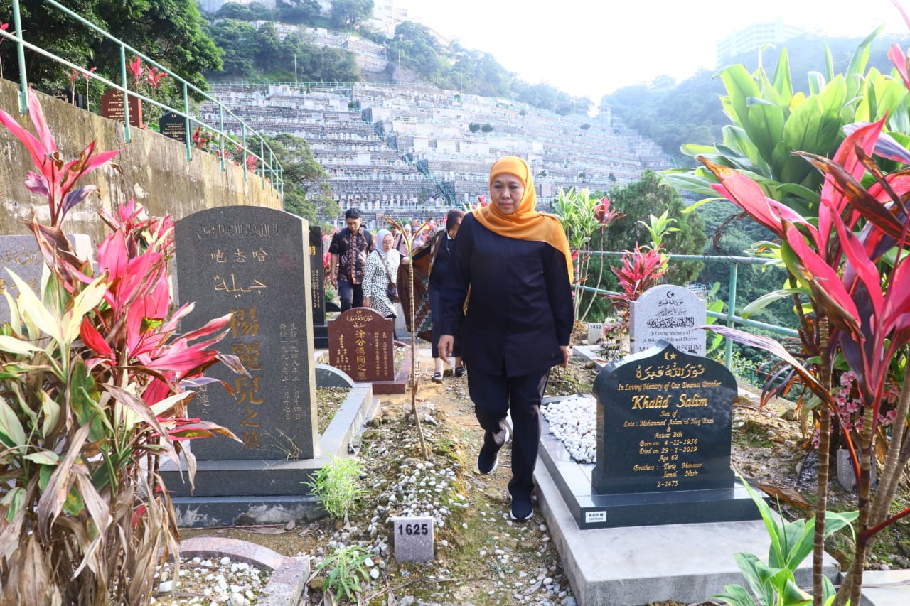 Ziarah ke Makam PMI Korban Covid-19 Asal Jatim di Hong Kong, Gubernur Khofifah Bangunkan Batu Nisan