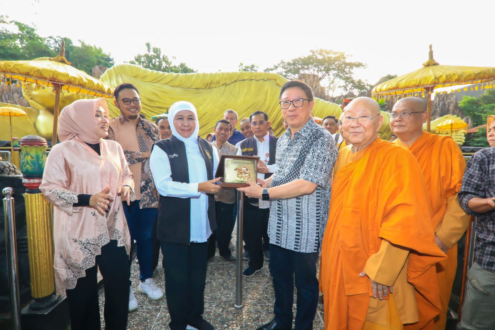 Kunjungi Patung ‘Buddha Tidur’, Gubernur Khofifah : Waisak Jadi Pijakan Bangun Nilai Luhur Persaudaraan Kebangsaan