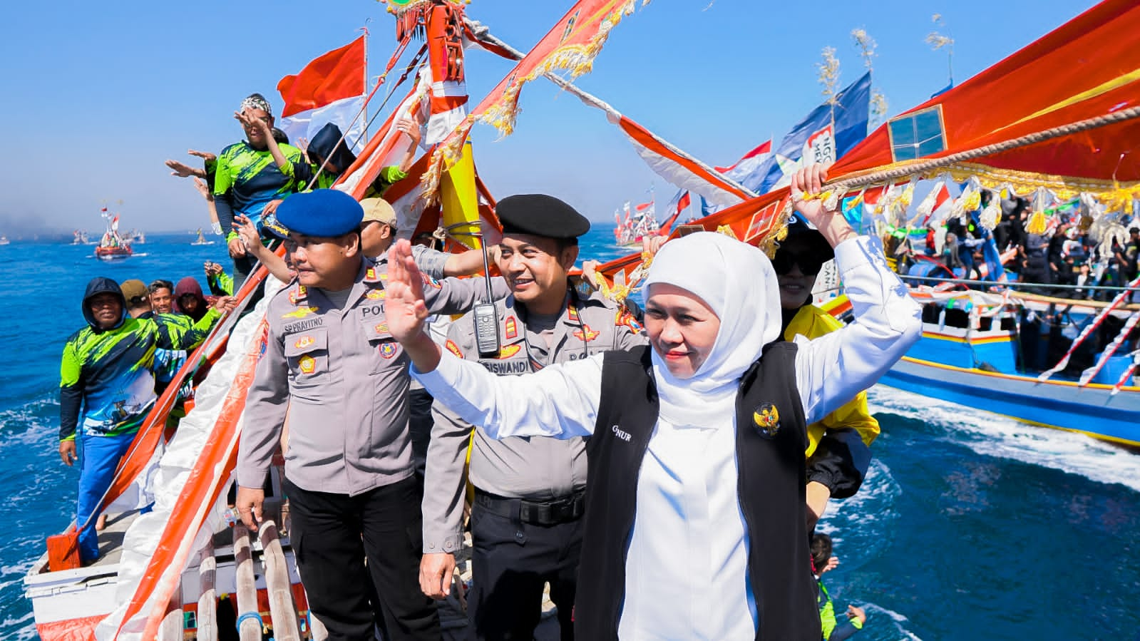 Bersama Ribuan Warga Petik Laut di Kraksaan Probolinggo, Gubernur Khofifah: Wujud Pelestarian Budaya untuk Tumbuhkan Kecintaan pada Laut